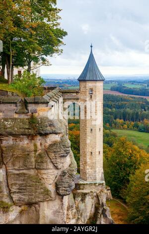 Wachturm der Festung Konigstein an einem bewölkten Tag im Herbst. Sachsen, Deutschland. Stockfoto