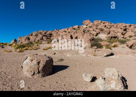 Felsige Landschaft in der Nähe der Laguna Machuca in der Atacama-Wüste in der Nähe von San Pedro de Atacama, Nordchile. Stockfoto