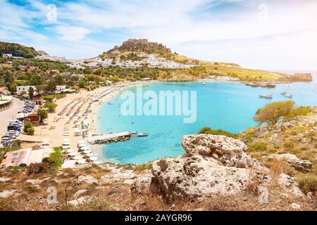 Idyllische paradiesische Landschaft der Ferienstadt Lindos auf der Insel Rhodos, Griechenland. Das Konzept der Feiertage in den Tropen und historischen Städten Stockfoto