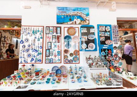 Mai 2019, Lindos, Griechenland: Griechische Keramik und andere Souvenirs in den Straßen der Altstadt von Lindos zum Verkauf. Traditionelles griechisches Handwerk Stockfoto