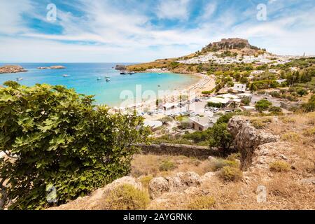 Idyllische paradiesische Landschaft der Ferienstadt Lindos auf der Insel Rhodos, Griechenland. Das Konzept der Feiertage in den Tropen und historischen Städten Stockfoto