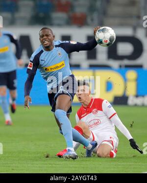 Düsseldorf, Deutschland, Merkur Spielarena, 15. Februar 2020: Denis Zakaria Lako Lado von Bor. Mönchengladbach fordert Alfredo Morales Düsseldorf beim ersten Bundesligaspiel Fortuna Düsseldorf gegen Borussia Mšnchengladbach in der Saison 2019/2020 heraus. DFL-Vorschriften verbieten die Verwendung von Fotos als Bildsequenzen und/oder Quasi-Video. Mika Volkmann/Alamy Live News Stockfoto