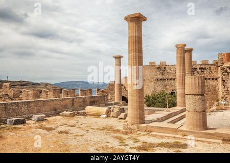 Berühmte Touristenattraktion - Akropolis von Lindos. Antike Architektur Griechenlands. Reiseziele der Insel Rhodes Stockfoto