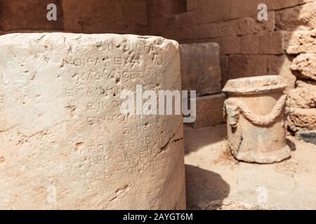 30. Mai 2019, Lindos, Griechenland: Altgriechische Aufschriften auf Steinsäulen an der archäologischen Stätte der Akropolis von Lindos Stockfoto