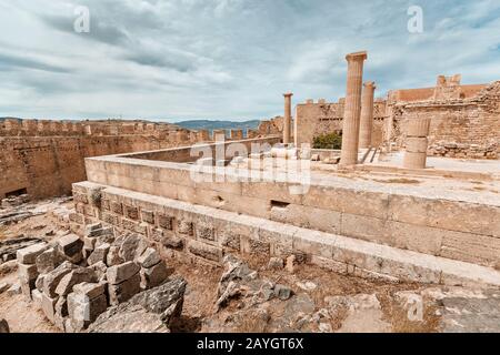 Berühmte Touristenattraktion - Akropolis von Lindos. Antike Architektur Griechenlands. Reiseziele der Insel Rhodes Stockfoto