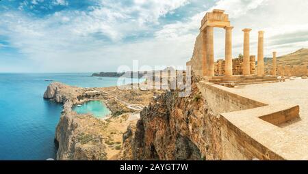 Berühmte Touristenattraktion - Akropolis von Lindos. Antike Architektur Griechenlands. Reiseziele der Insel Rhodes Stockfoto