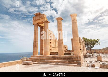 Berühmte Touristenattraktion - Akropolis von Lindos. Antike Architektur Griechenlands. Reiseziele der Insel Rhodes Stockfoto