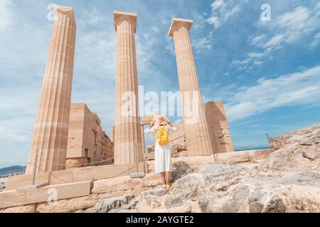 Reisen Sie Sehenswürdigkeiten und archäologische Stätten. Tolle Aussicht auf die Ruinen der Akropolis in Lindos auf der Insel Rhodos. Stockfoto