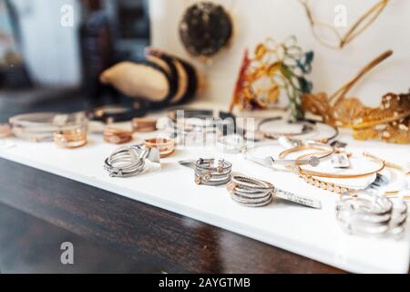 Ausstellungsvitrine auf dem Markt für Schmuck im Freien Stockfoto