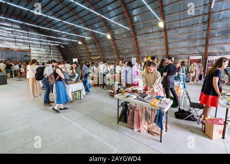 1. Juni 2019, Moskau, Russland: Flohmarkt im Hangar im Flakviertel Stockfoto