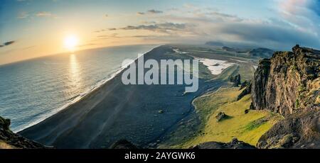 Aeria Ansicht von Dyrholaey beach Vik Dorf in Island. Malerische Bild des berühmten Touristenattraktion. Stockfoto