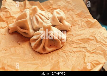 Georgische Knödel Khinkali auf einem Teller im Restaurant Stockfoto