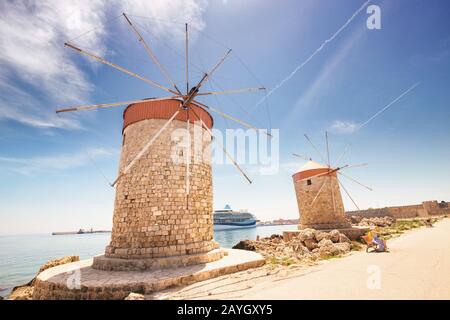 Windmühlen in der Mandraki Hafen von Rhodos, Griechenland Stockfoto