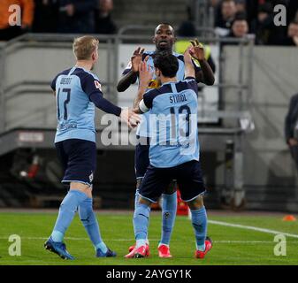 Düsseldorf, Deutschland, Merkur Spielarena, 15. Februar 2020: Lars Stindl von Bor. Mönchengladbach (13) feiert mit Marcus Thuram von Bor das 2:1-Tor. Mönchengladbach beim ersten Bundesligaspiel Fortuna Düsseldorf gegen Borussia Mšnchengladbach in der Saison 2019/2020. DFL-Vorschriften verbieten die Verwendung von Fotos als Bildsequenzen und/oder Quasi-Video. Credit: Mika Volkmann/Alamy Live News Stockfoto