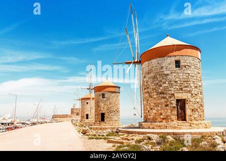 Windmühlen in der Mandraki Hafen von Rhodos, Griechenland Stockfoto