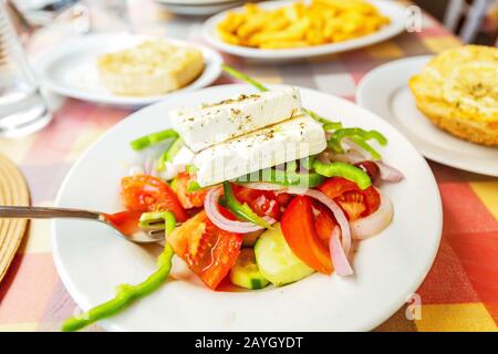 Der griechische Salat Horiatiki auf Platte mit Feta-Käse und Oliven. Traditionelles griechisches Küchenkonzept Stockfoto