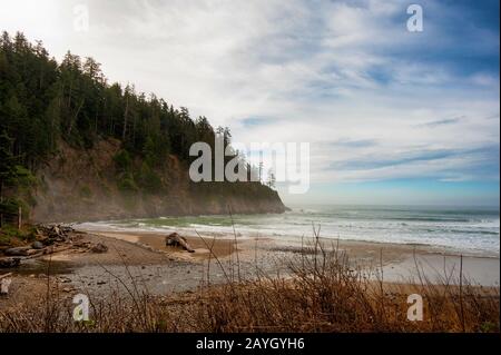 Manzanita, Oregon, USA - 5. Februar 2012: Blick auf den majestätischen Küstenstrand des Oswald Park, wo Surfer von der Landschaft zwergvoll sind Stockfoto