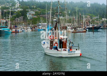 Newport, Oregon, USA - 23. August 2015: Ein Fischer pilotst seinen boart in den Yachthafen an der Yaquina Bay in Newport an der Küste von Oregon Stockfoto