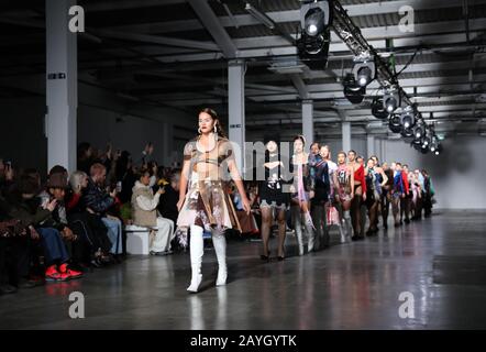 Models auf dem Laufsteg während der Mimi Wade auf der London Fashion Week Februar 2020 Show in Der Old Truman Brewery in London. Stockfoto