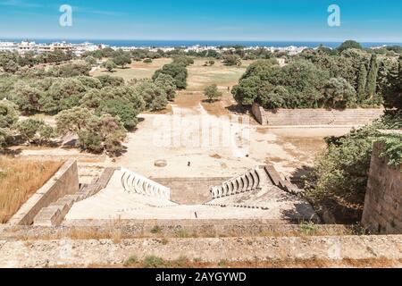 Luftaufnahme der Alten Ruinen des Amphitheaters von Rhodos, Griechenland Stockfoto