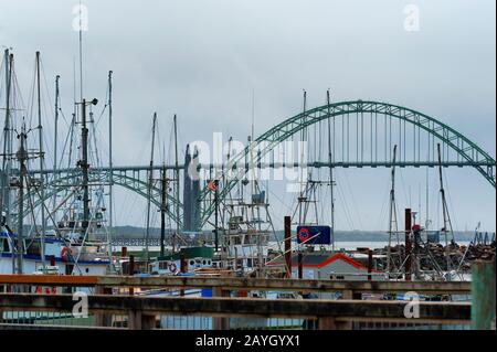 Newport, Oregon, USA - Autust 23, 2015: Marina in Yaquina Bay, mit der gleichnamigen Brücke im Bacground, in Newport an der Küste von Oregon Stockfoto