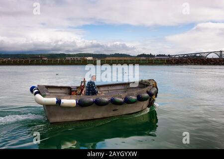 Newport, Oregon, USA - 25. Mai 2016: Ein Mann nimmt sein Boot in die Yaquina Bay in Newport an der Oregon Coast Stockfoto