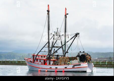 Newport, Oregon, USA - 25. Mai 2016: Ein Fischer pilotst sein Boot in den Jachthafen an der Yaquina Bay in Newport an der Küste von Oregon Stockfoto