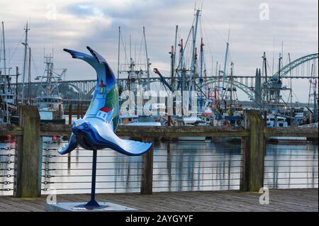 Newport, Oregon, USA - 23. August 2015: Marina in Yaquina Bay, mit der gleichnamigen Brücke im Hintergrund, in Newport an der Küste von Oregon Stockfoto