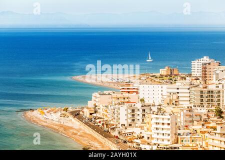 Blick auf den Hügel auf die Stadt Rhodos und das mittelmeer. Tropisches Resort- und Urlaubskonzept Stockfoto