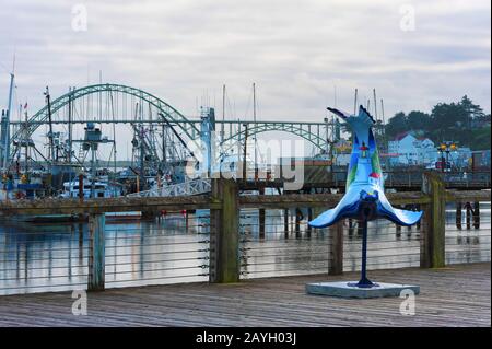 Newport, Oregon, USA - 23. August 2015: Marina in Yaquina Bay, mit der gleichnamigen Brücke im Hintergrund, in Newport an der Küste von Oregon Stockfoto