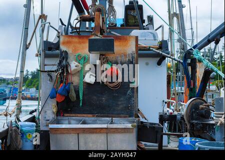 Newport, Oregon, USA - 25. Mai 2016: Nahaufnahme der Ausrüstung der Fischer auf dem Boot im Jachthafen in Newport, Oregon. Stockfoto