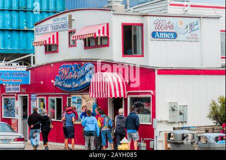 Newport, Oregon, USA - 23. August 2015: Touristentribüne vor Moes Meeresfrüchte-Anhang im Stadtzentrum von Newport. Stockfoto