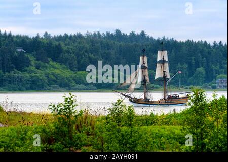 Newport, Oregon, USA - 25.Mai 2016: Tall Ship Lady Washington segelt an den Ufern der Yaquina Bay in Newport Oregon. Stockfoto