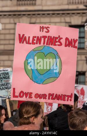 Jugendliche bei einem "Youth Strike 4 Climate Protest" auf dem Parliament Square, London, Großbritannien. Kinder demonstrieren für Maßnahmen zur Erderwärmung. Valentinstag Stockfoto