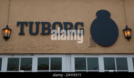 Randers, Dänemark - 08. februar 2020: Das Logo des Tuborg-Gebäudes in Randers. Stockfoto