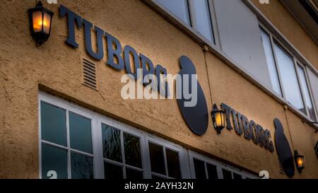 Randers, Dänemark - 08. februar 2020: Das Logo des Tuborg-Gebäudes in Randers. Stockfoto