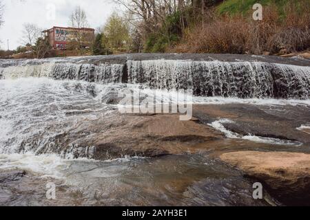 Viele alte Mühlen wurden in schönen historischen Gebäuden entlang der Hafenpromenade im Stadtzentrum von Greenville, South Carolina, renoviert. Stockfoto