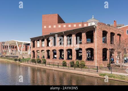 Viele alte Mühlen wurden in schönen historischen Gebäuden entlang der Hafenpromenade im Stadtzentrum von Greenville, South Carolina, renoviert. Stockfoto