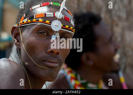 Ein Porträt eines jungen Samburu-Mannes in einem Dorf in Samburu in der Nähe des Samburu National Reserve in Kenia. Stockfoto