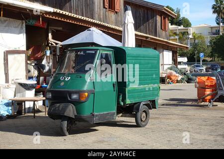 Ein Piaggio Ape 50 Van Lackierte Grün, Das Im Kommerziellen Fischereigebiet Von Alvor An Der Algarve Portugal Geparkt wurde Stockfoto