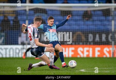 Bolton, Großbritannien. Februar 2020. Dominic Gape von Wycombe Wanderers & Ethan Hamilton (auf Leihbasis von Manchester United) von Bolton Wanderers beim Sky Bet League 1-Spiel zwischen Bolton Wanderers und Wycombe Wanderers im Reebok Stadium, Bolton, England am 15. Februar 2020. Foto von Andy Rowland. Kredit: Prime Media Images/Alamy Live News Stockfoto