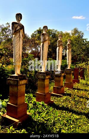 Blick auf die Statuen in der Nähe des riesigen Buddha im Wat Ek Phnom Komplex, Battambang Stockfoto