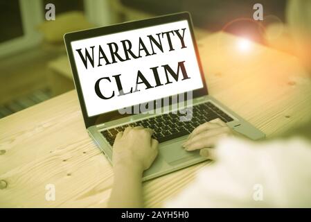 Schriftliche Notiz mit Garantieantrag. Geschäftskonzept für Das Recht eines Kunden auf Ersatz oder Reparatur oder Entschädigung Stockfoto