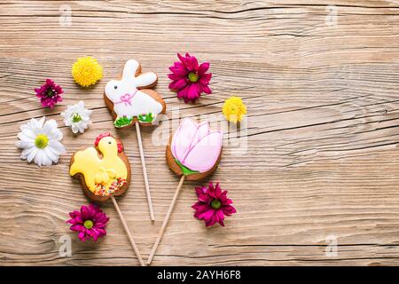 Osterkekse, Lebkuchen in Form eines Kaninchens und Hühnchens, Frühlings-Osterhintergrund mit Blumen Stockfoto