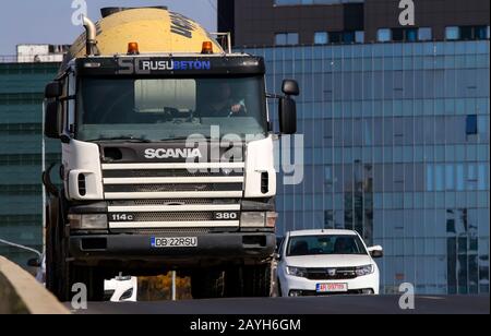 Bukarest, Rumänien - 17. Oktober 2018: Ein Rusu Beton-Betonmischer Scania Truck ist in Bukarest im Verkehr. Stockfoto