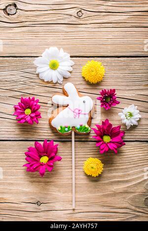 Osterkekse auf Holzgrund, Lebkuchen in Form eines Kaninchens Stockfoto