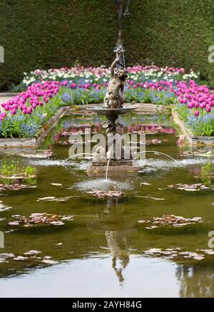 Wasserstatue aus Bronze im italienischen Garten. Stockfoto