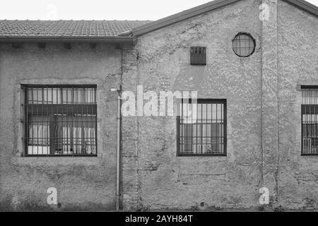 Altmodischer Fabrikschuppen mit runden und quadratischen Fenstern und Zick-Zack-Dach in den südlichen Vorstädten Mailands, Italien Stockfoto