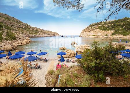 28. Mai 2019, Rhodes, Griechenland: Touristen am berühmten Strand Anthony Quinn Bay Stockfoto