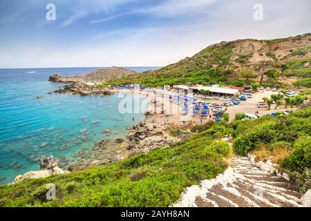 28. Mai 2019, Rhodes, Griechenland: Hotels und Strand in der Bucht von Ladiko, Blick vom Hügel Stockfoto